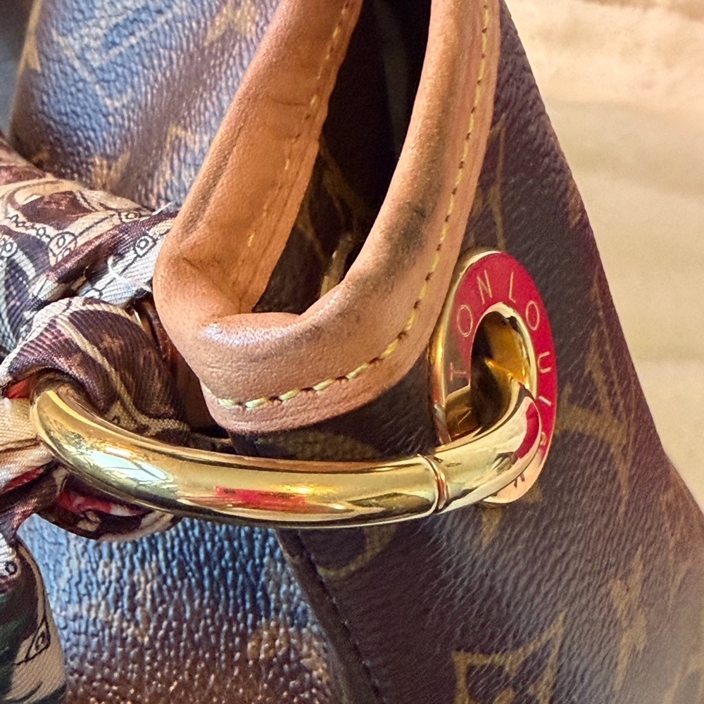 Louis Vuitton Artsy MM Classic Brown Monogram Shoulder Bag - Picture 9 of 16